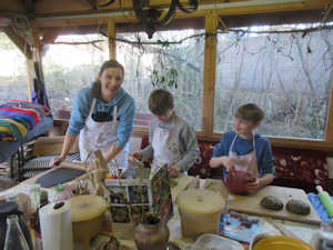 Familientöpfern im Lesegarten