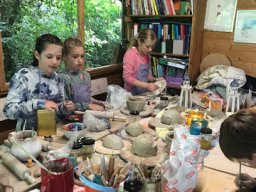 Töpfern im Lesegarten